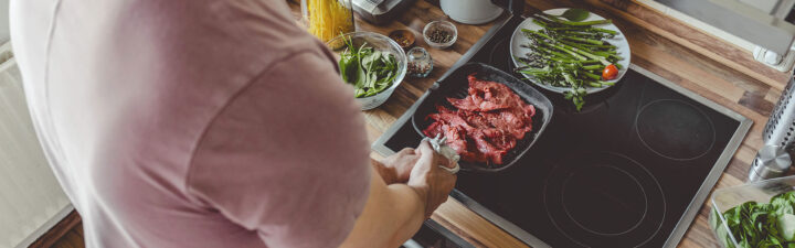 Chico joven cocinando en una vitrocerámica